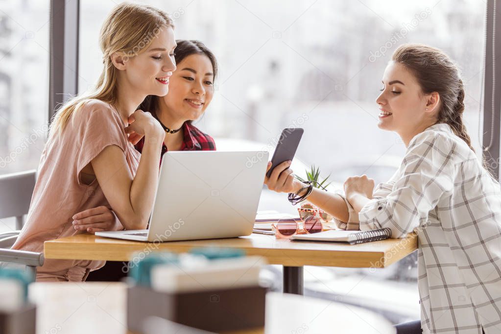 Immagine astratta di connessioni per rappresentare le relazioni