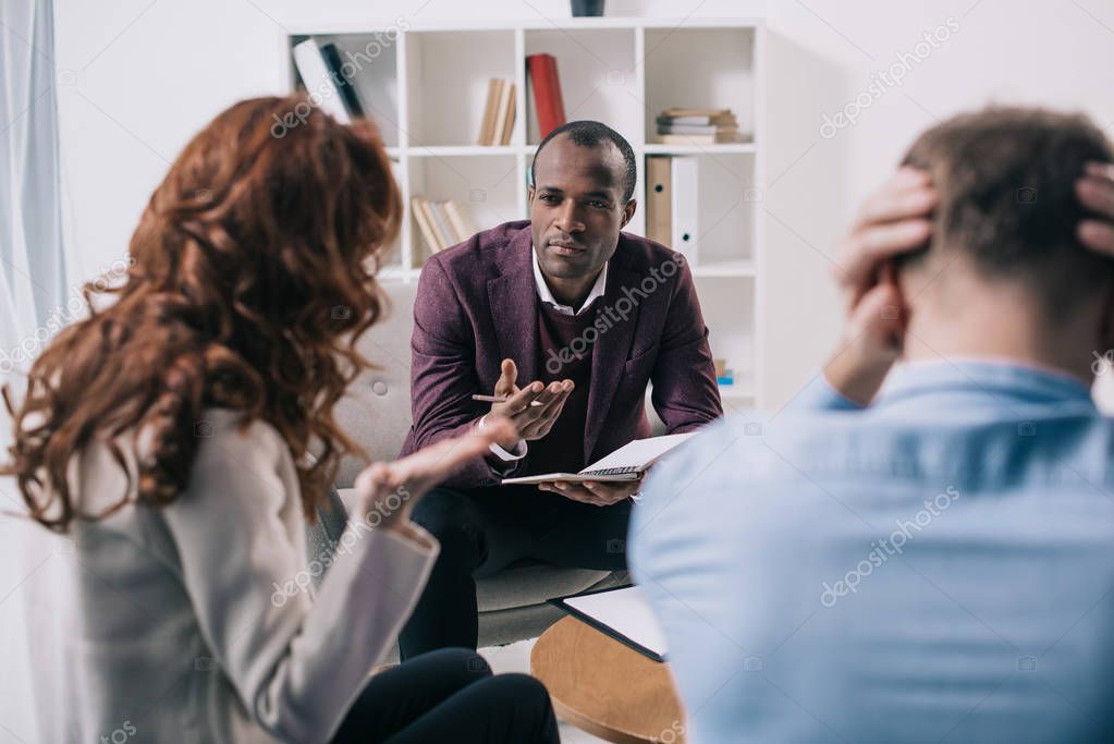 Illustrazione concettuale di una coppia con un dialogo interrotto