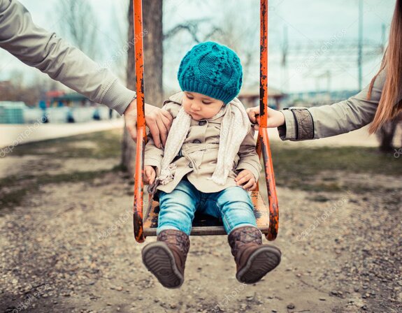 Immagine simbolica di un bambino sostenuto da due genitori separati
