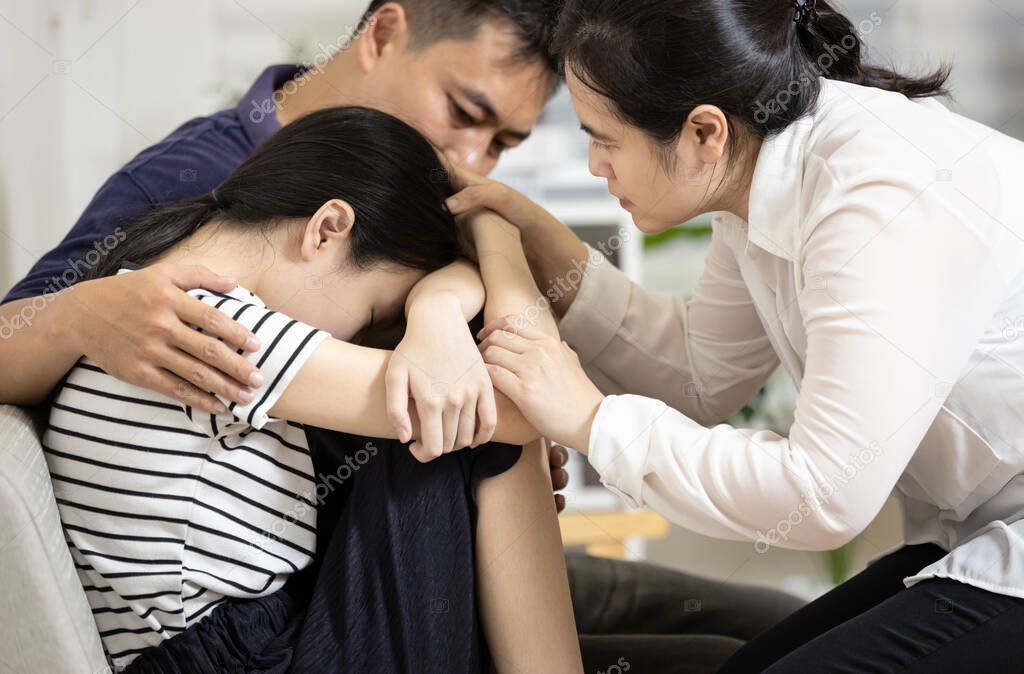 Illustrazione concettuale di una famiglia che sostiene un adolescente in difficoltà